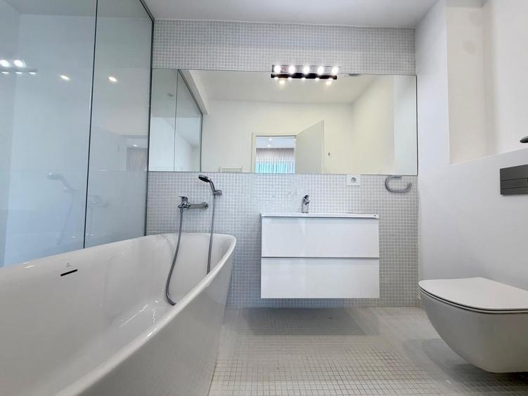Apartament cu 4 camere semidecomandat în Romană