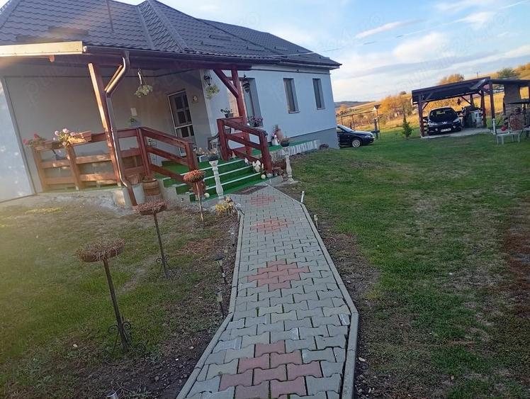Casă cu 4 camere cu Teren 4 Mp în Band