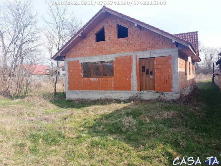 Casă individuală cu 4 camere cu Canalizare în Arcani