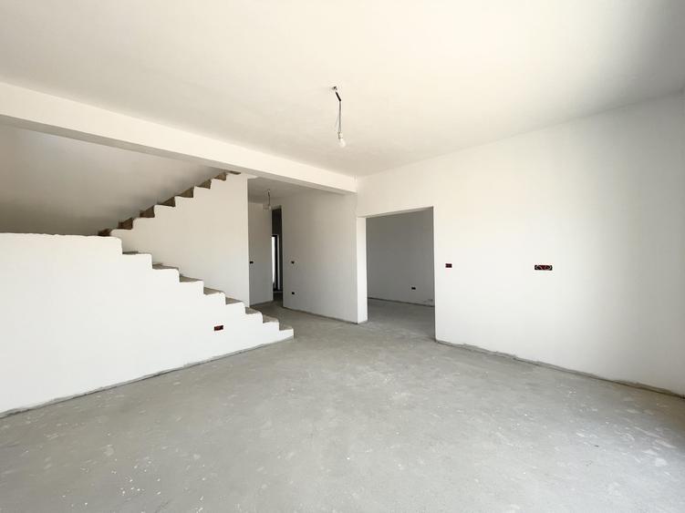 Duplex cu 4 camere cu Canalizare în Moșnița Nouă