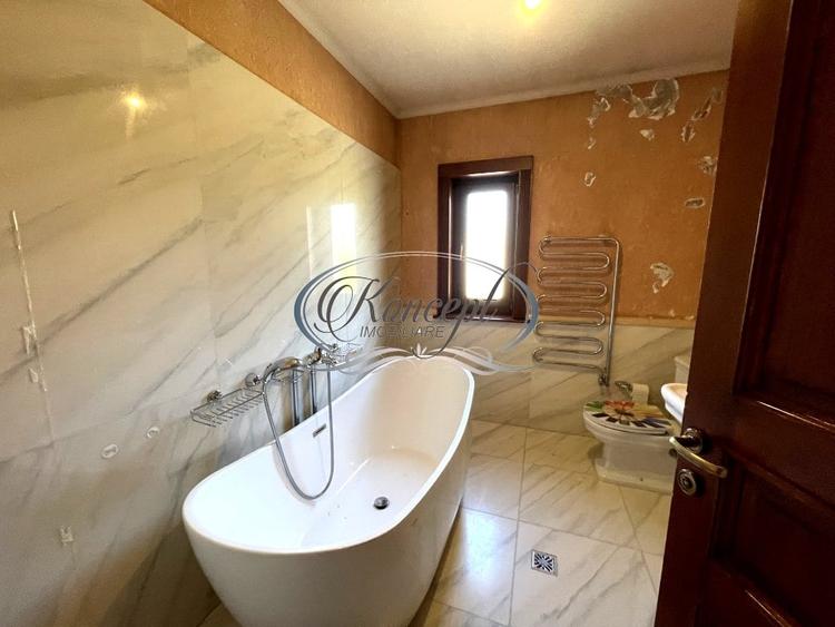 Casă individuală cu 9 camere cu Canalizare în Gruia