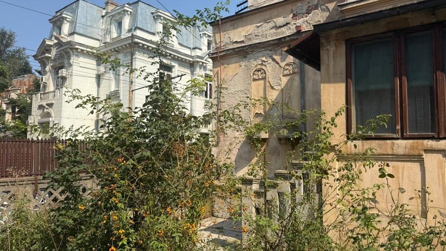 Casă individuală cu 6 camere cu Canalizare în Calea Victoriei