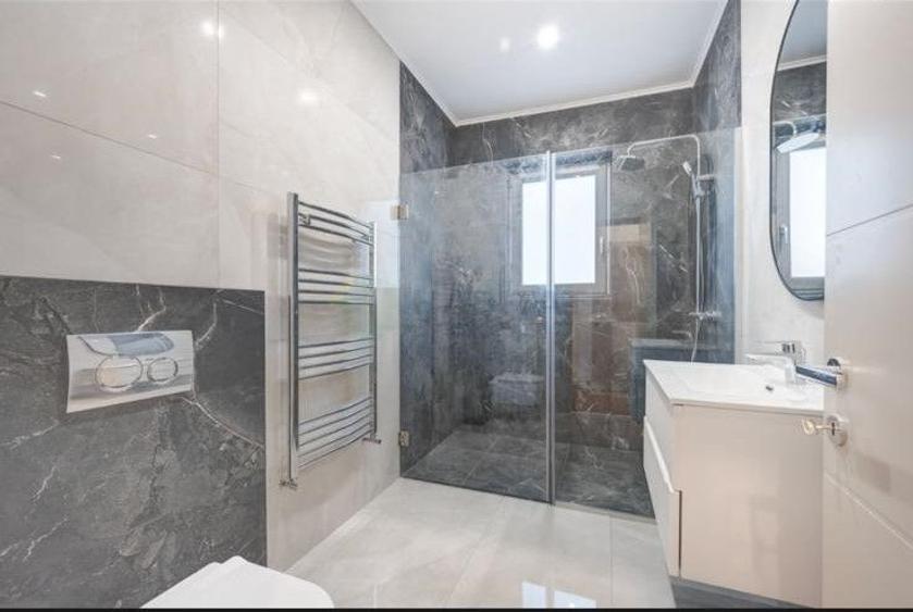 Casă individuală cu 4 camere cu Canalizare în Tunari