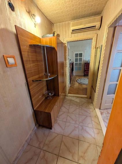 Apartament cu 3 camere semidecomandat în Craiovița Nouă