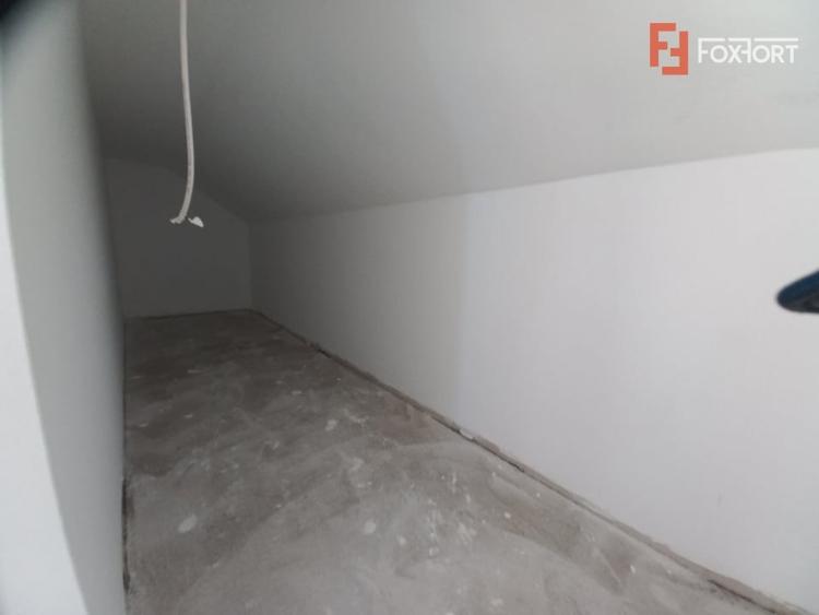 Duplex cu 4 camere decomandat cu Canalizare în Plopi