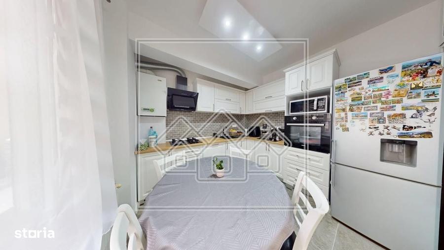 Apartament cu 3 camere semidecomandat în Turnișor