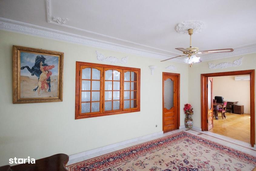 Casă cu 5 camere cu Teren 1000 Mp în Piața Centrală