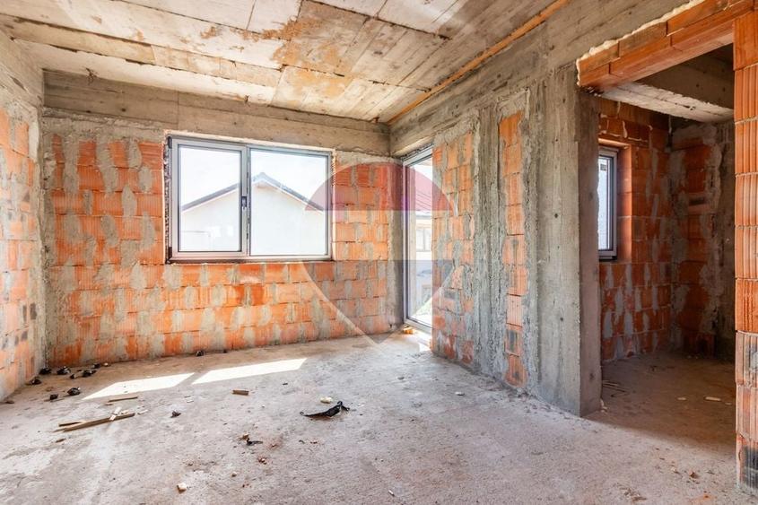 Casă individuală cu 5 camere cu Teren 264 Mp în Vest
