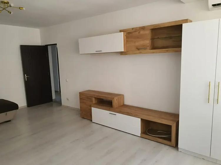 Apartament cu 3 camere decomandat, mobilat în Titan