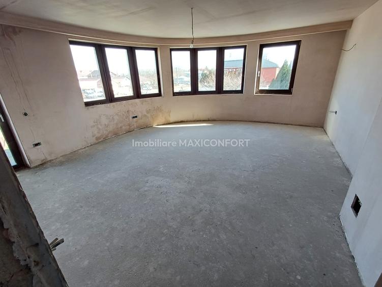 Casă cu 12 camere cu Teren 720 Mp în Cazasu