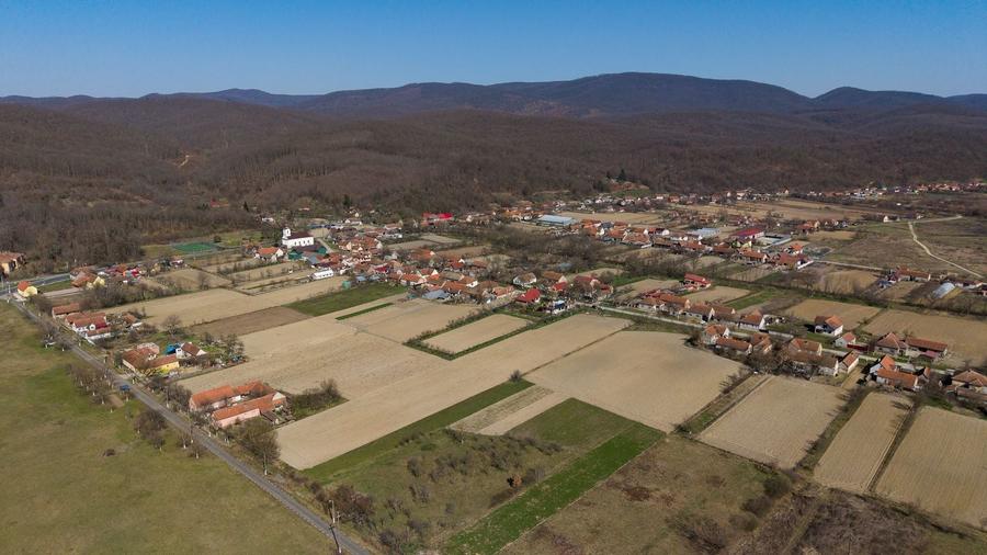 Teren Construcții intravilan de 2970 mp, în Odvoș