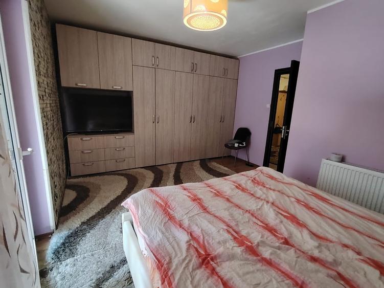 Apartament cu 3 camere decomandat în Florești