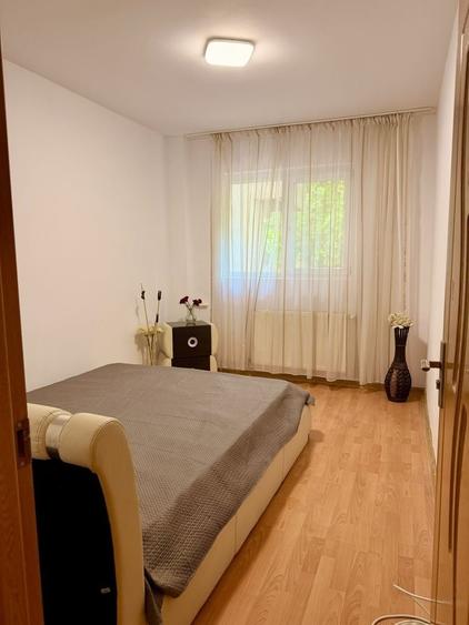 Apartament cu 3 camere semidecomandat, mobilat în Iancului
