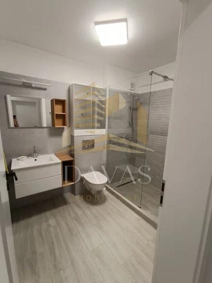 Apartament cu 3 camere semidecomandat, mobilat în Semicentral