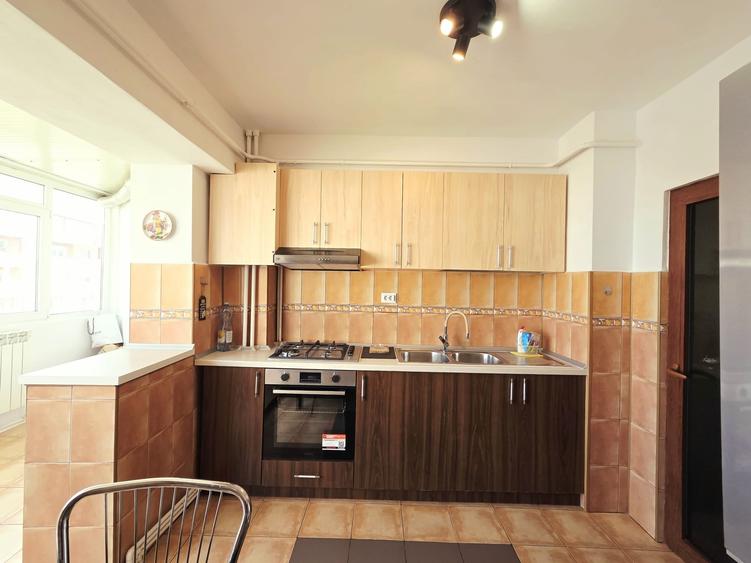 Apartament cu 3 camere decomandat, mobilat în Piața Centrală