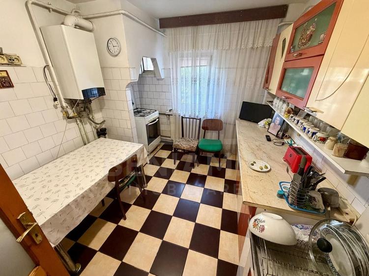 4 camere decomandate - Craiovita Noua - etaj 2 cu 2 bai - bloc 1982 - - 4