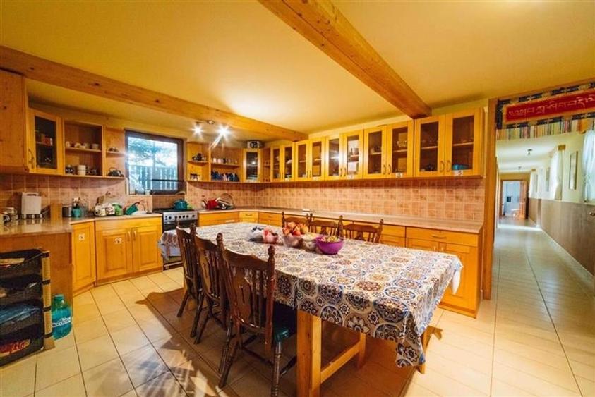 Casă individuală cu 12 camere cu Teren 19841 Mp în Valea Strâmbă
