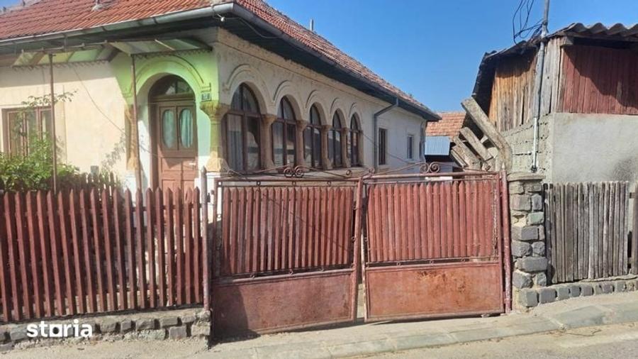 Casă cu 4 camere cu Teren 400 Mp în Central