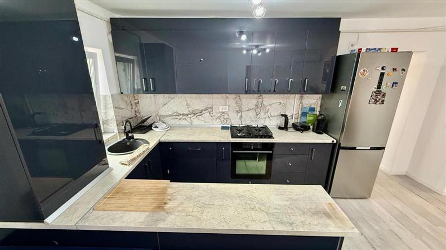 Apartament cu 3 camere decomandat, mobilat în Mircea cel Bătrân