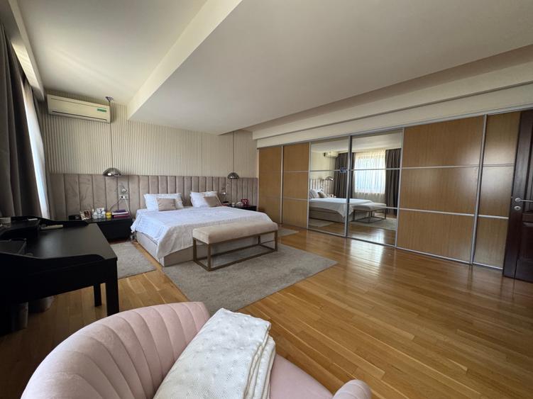 Casă cu 8 camere cu Teren 530 Mp în Pipera