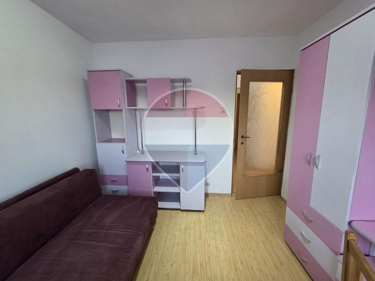 Apartament cu 4 camere decomandat, mobilat în Confecții