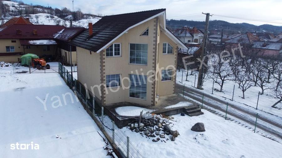 Casă cu 4 camere cu Teren 407 Mp în Țițești