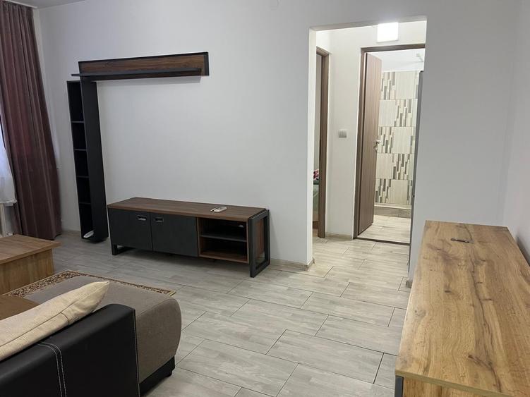Apartament cu 3 camere semidecomandat în Drumul Taberei