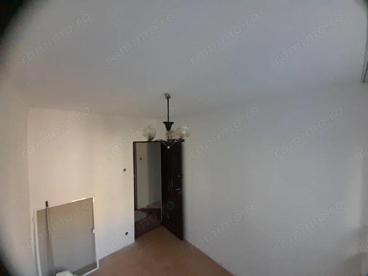 Apartament cu 3 camere semidecomandat în Mircea cel Bătrân