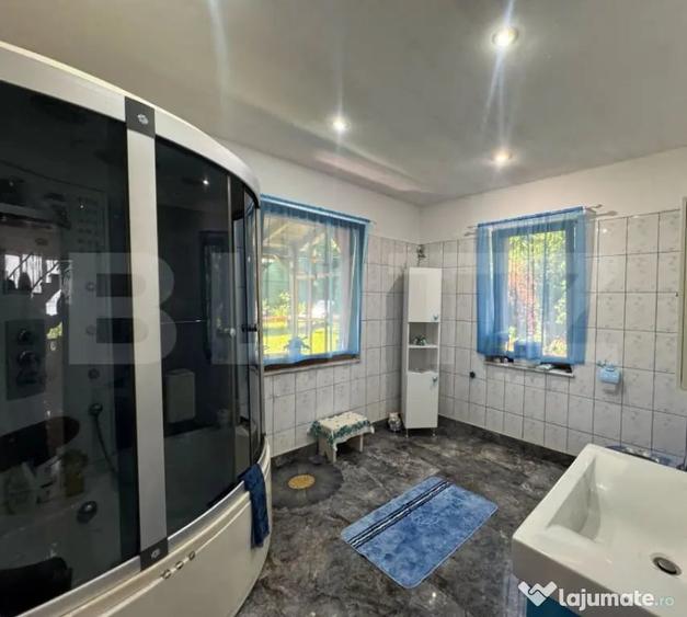 Casă cu 9 camere cu Teren 303 Mp în Central