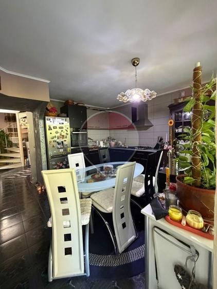 Casă individuală cu 4 camere cu Piscina în Central