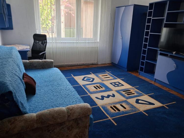 Inchiriez un apartament central. cu 2 , camere , living, curte - 6