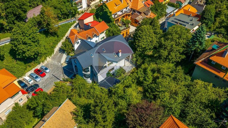 Casă individuală cu 24 camere cu Teren 3140 Mp în Schei