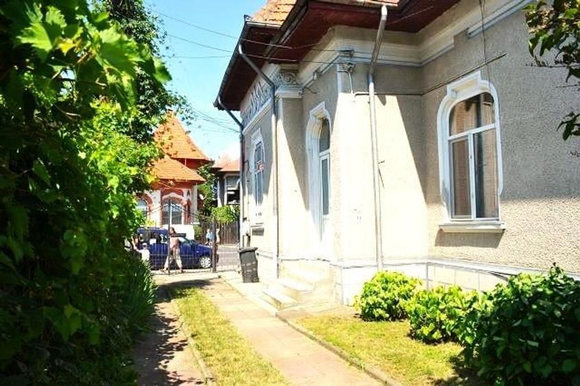 Casă individuală cu 6 camere cu Teren 800 Mp în Central