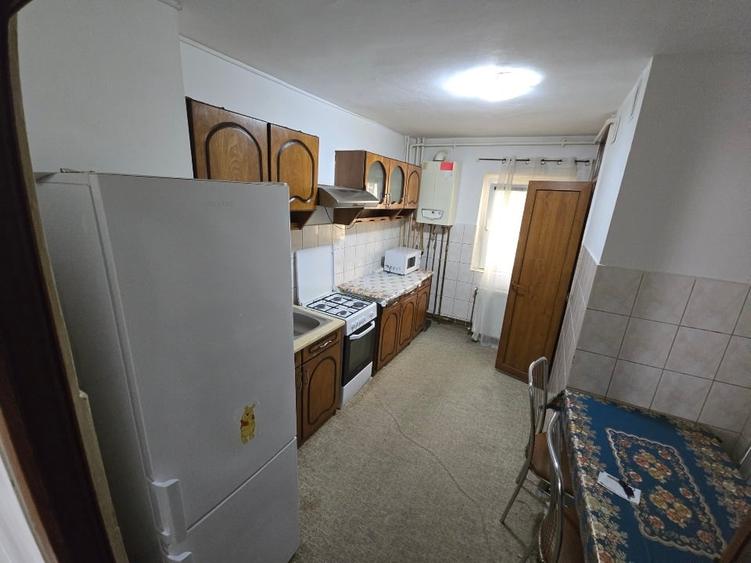Apartament cu 3 camere decomandat, mobilat în Complex Studențesc