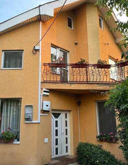 Casă cu 8 camere cu Teren 400 Mp în Central