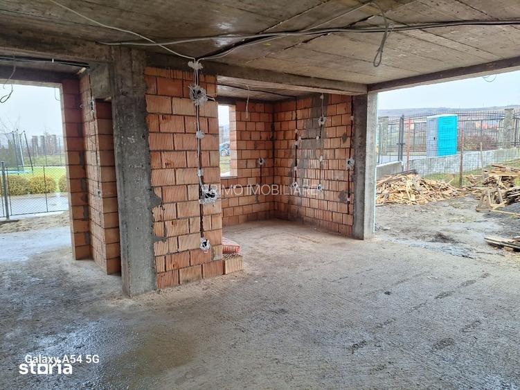 2 case noi single in Unirii plus garaj, 135 mp utili, asfalt iluminat
