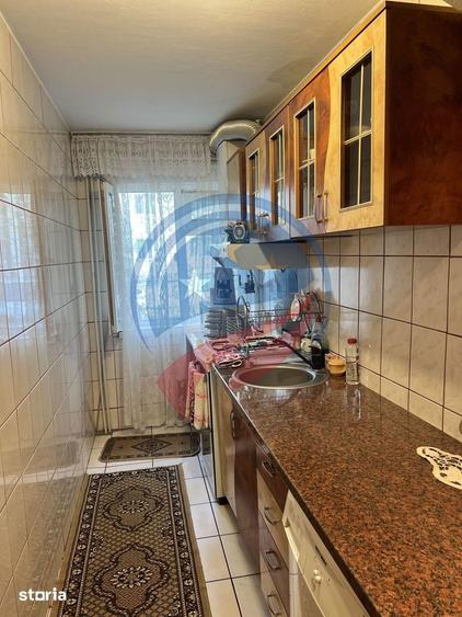 Apartament cu 3 camere semidecomandat în Craiovița Nouă