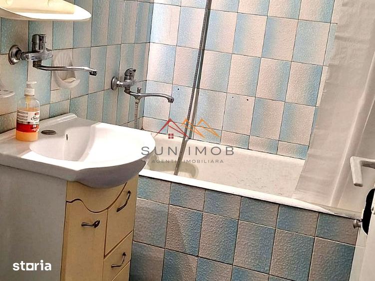 Apartament cu 3 camere semidecomandat în Piața Centrală