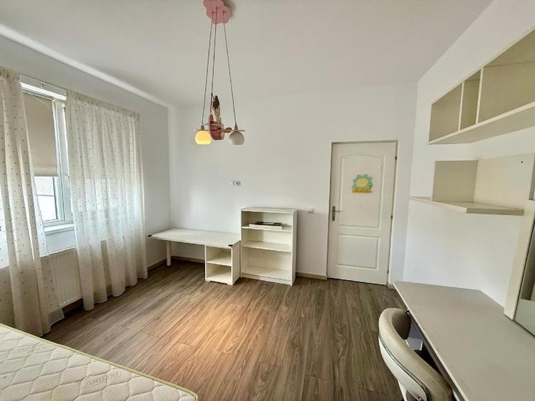 Apartament cu 3 camere semidecomandat, mobilat în Florești
