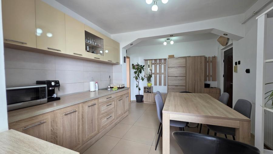 Apartament cu 3 camere semidecomandat, mobilat în Circumvalațiunii