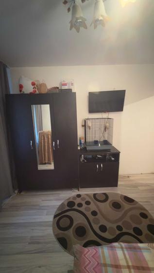 Apartament cu 3 camere semidecomandat în Militari