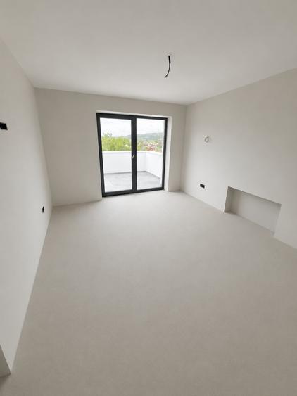 Casă individuală cu 5 camere cu Teren 670 Mp în Cetate