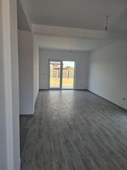 Duplex cu 4 camere cu Canalizare în Pișchia