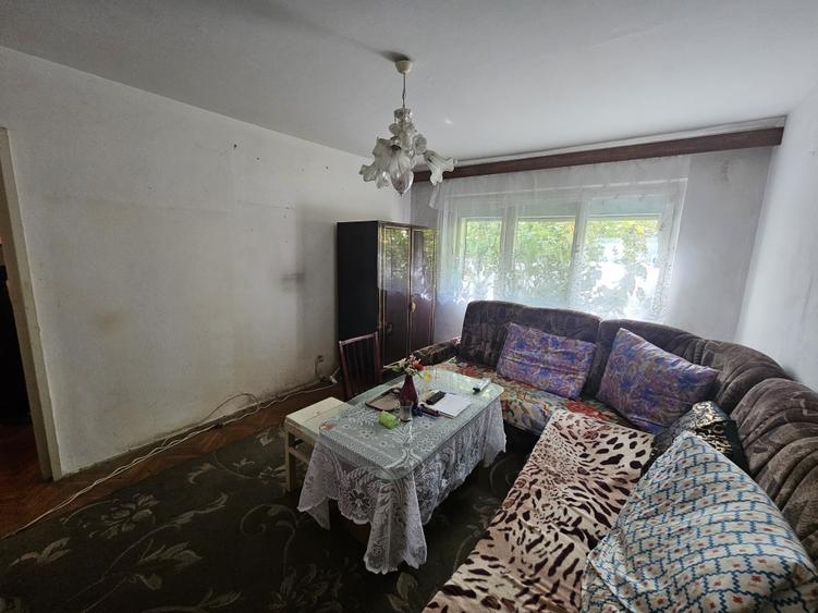 Apartament cu 3 camere semidecomandat în Cetății