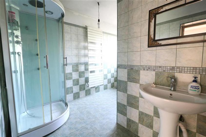 Casă individuală cu 8 camere cu Canalizare în Aroneanu