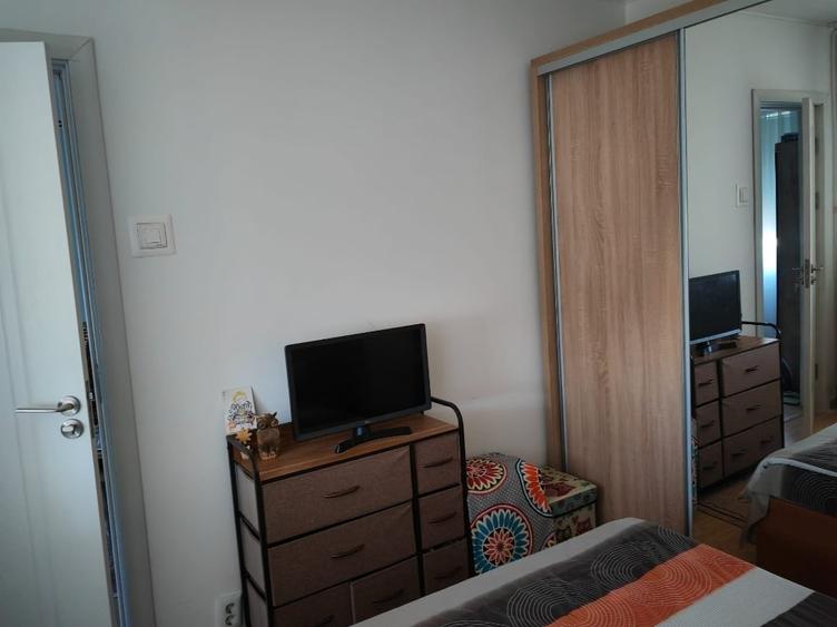 Apartament cu 3 camere semidecomandat, mobilat în Casa de Cultură