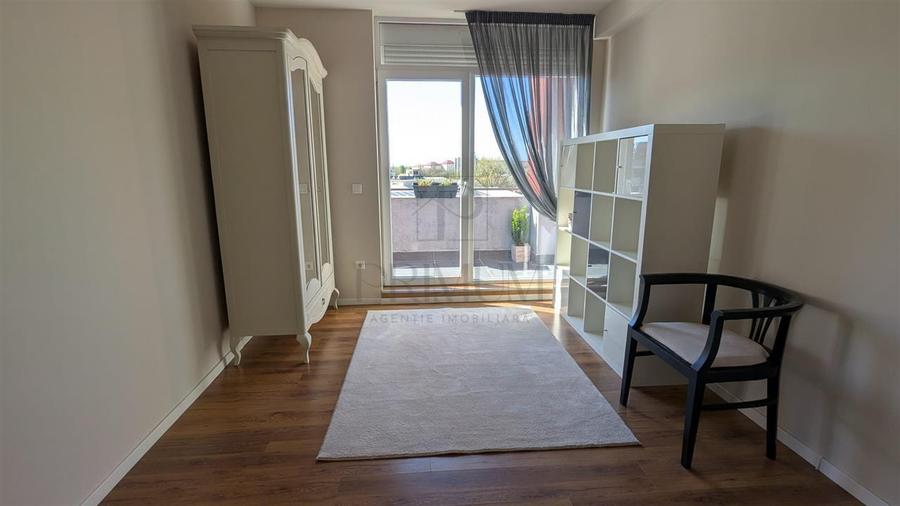 Penthouse cu 3 camere decomandat, mobilat în Aradului