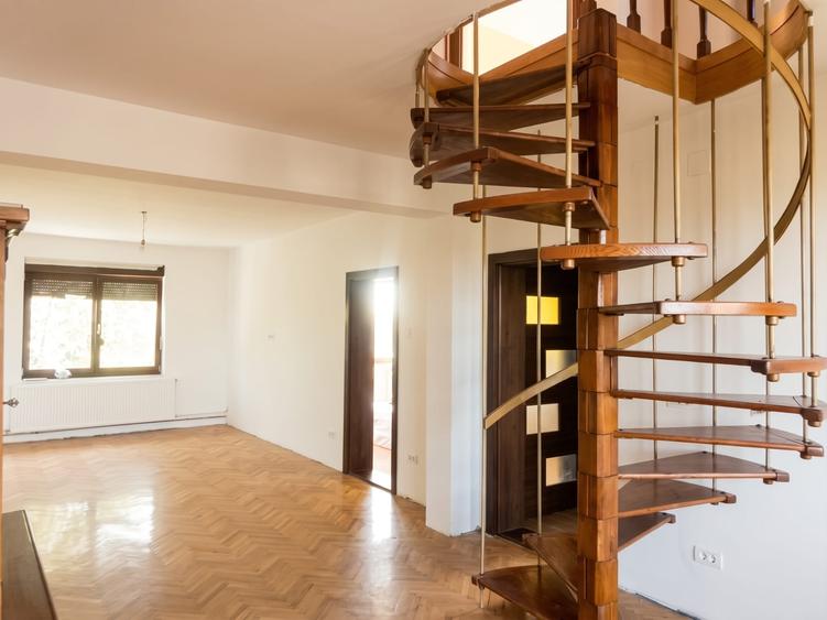 Apartament cu 5 camere decomandat în Soarelui