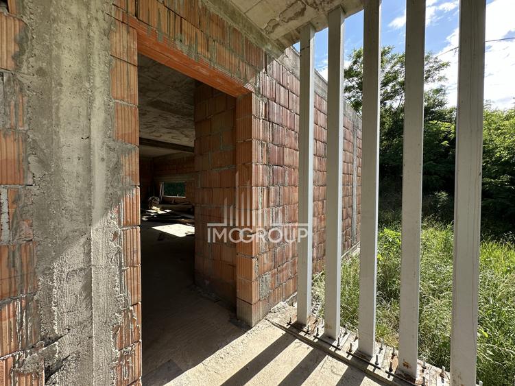 Teren Construcții intravilan de 2330 mp, în Gădălin