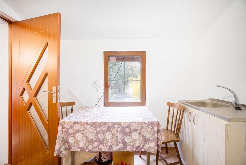 Casă individuală cu 10 camere cu Teren 2980 Mp în Teliu